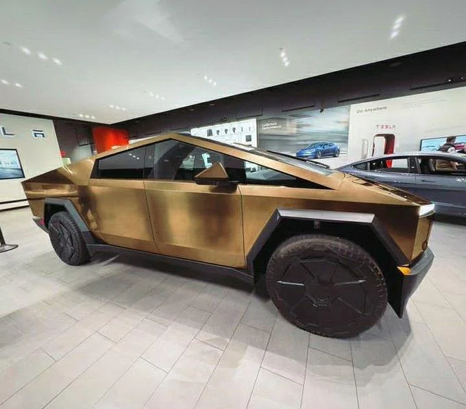 Tesla Cybertruck Do you like golden CT? GGeBmXTWIAAiF3Y