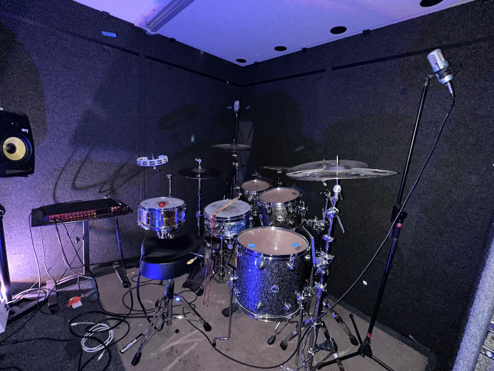 Tesla Cybertruck Drummers chat lounge 1721313605963-wu