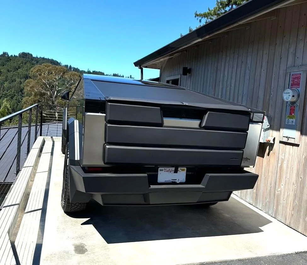 Tesla Cybertruck Cybertruck Tailgate Shield installed IMG_9939 (1)