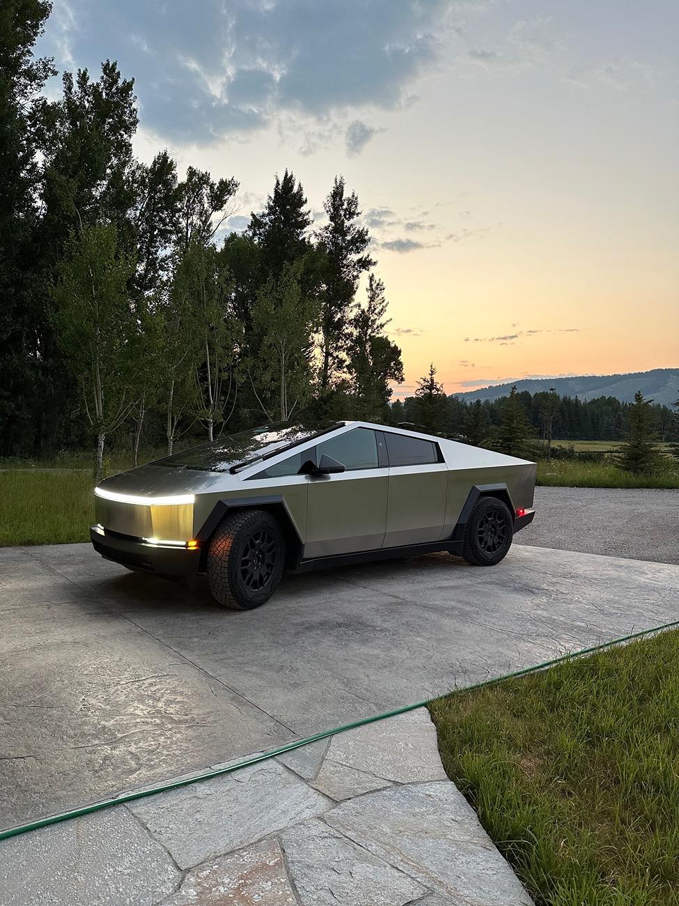 Tesla Cybertruck Cyberbeast waiting room ⏳ IMG_1608