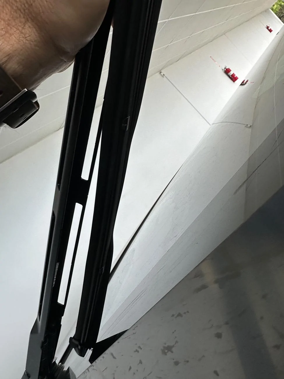 Tesla Cybertruck Windshield wiper blade fail IMG_4713