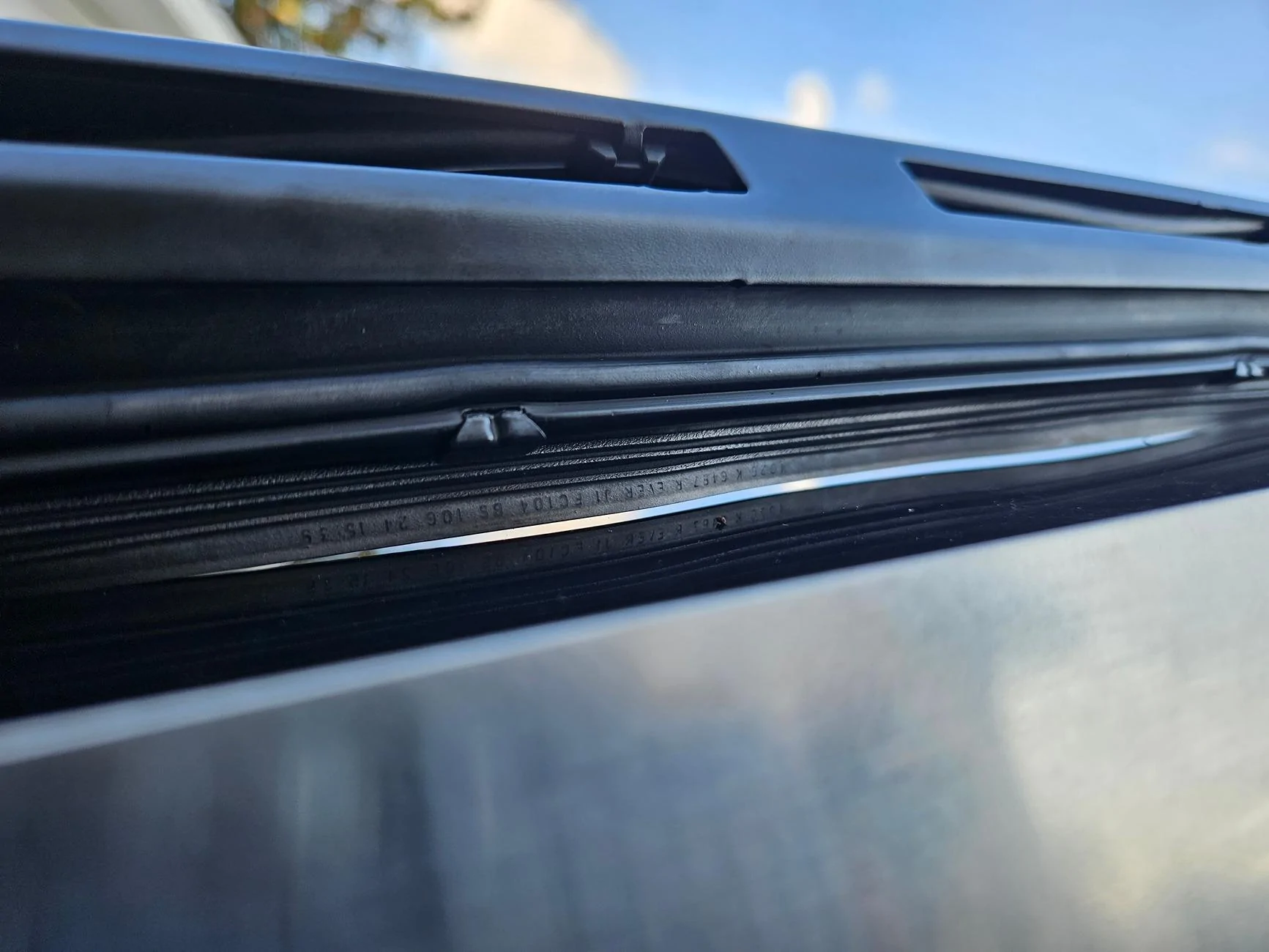 Tesla Cybertruck Windshield wiper blade fail wiper 1