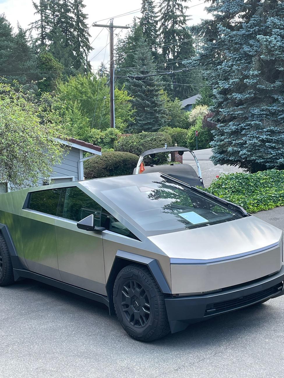 Tesla Cybertruck Cybertruck and Starlink Mini are the perfect pair IMG_6661