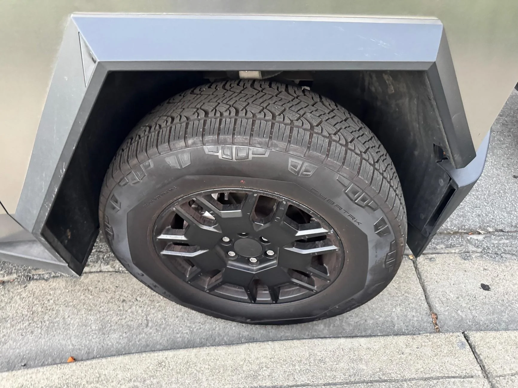 Tesla Cybertruck Core wheels & tire efficiency report: 326Wh/mi consumption after 263 miles IMG_7976
