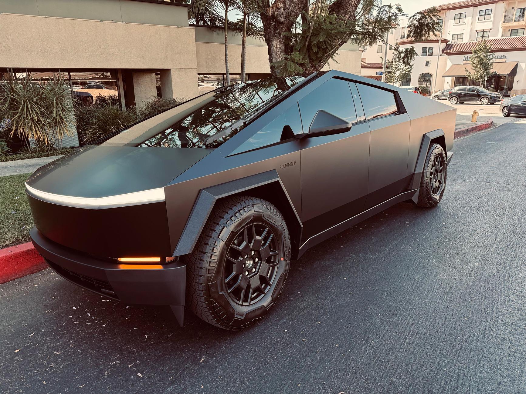 Tesla Cybertruck Vinyl Satin Black vs PPF IMG_1146_2
