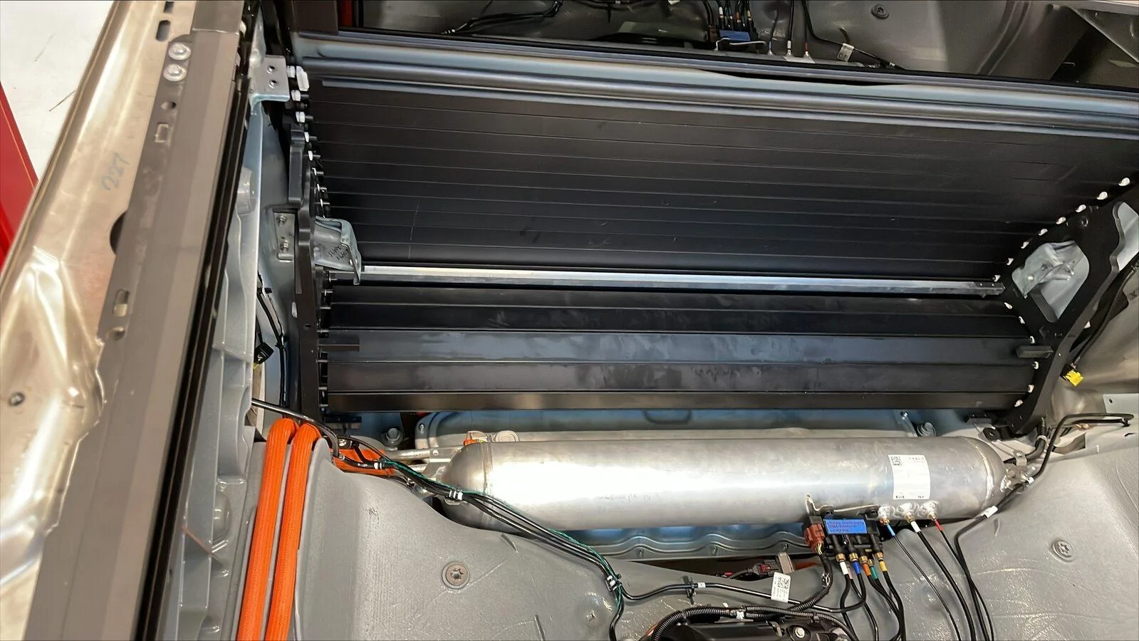 Tesla Cybertruck Range Extender Battery will require install by service center (to be structurally mounted) GUID-8C784748-2619-4479-8AA5-0A2C9054383C-online-en-US