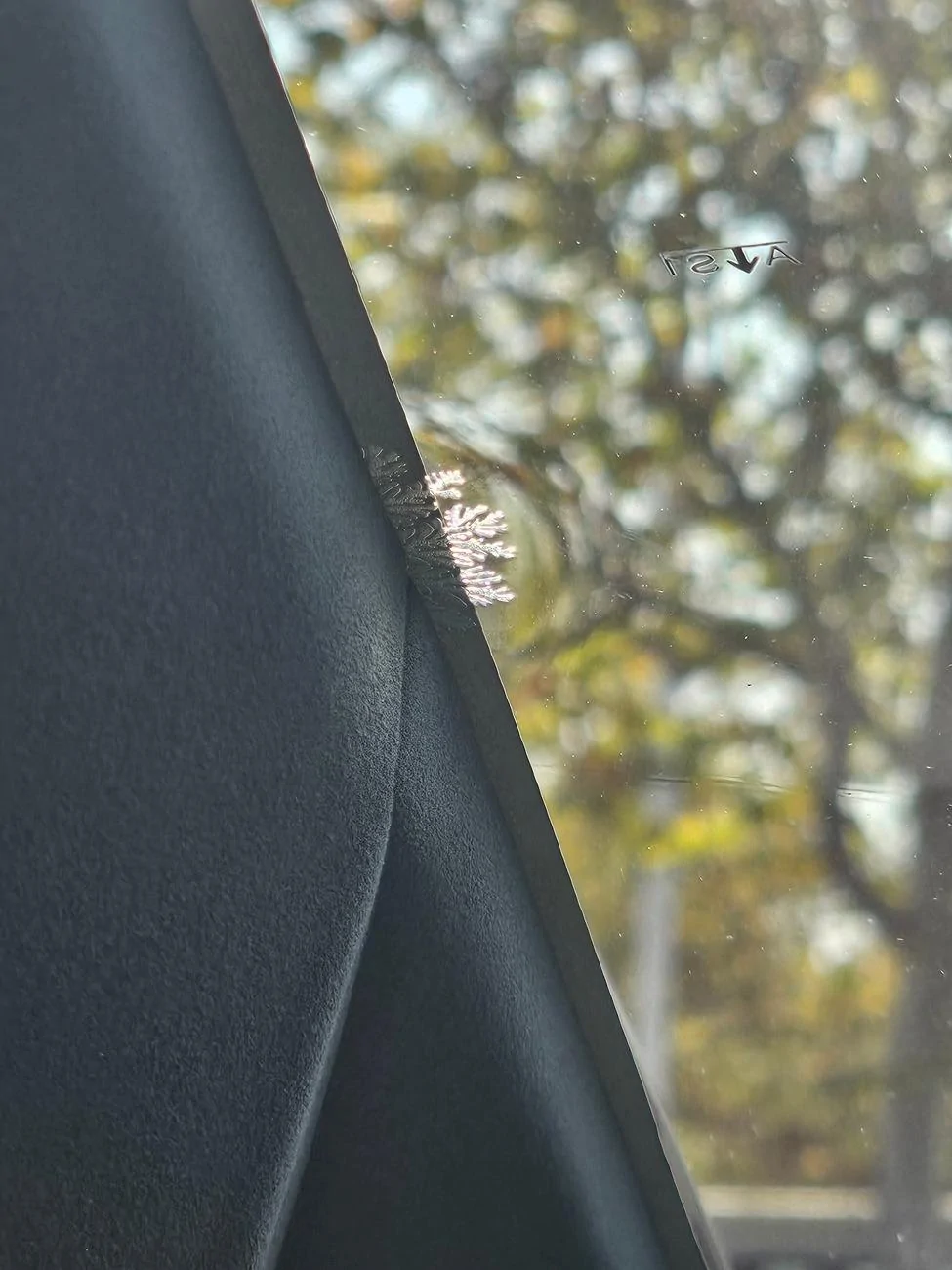 Tesla Cybertruck Glass roof just cracked!!! Only 81 degrees. 20240724_100548
