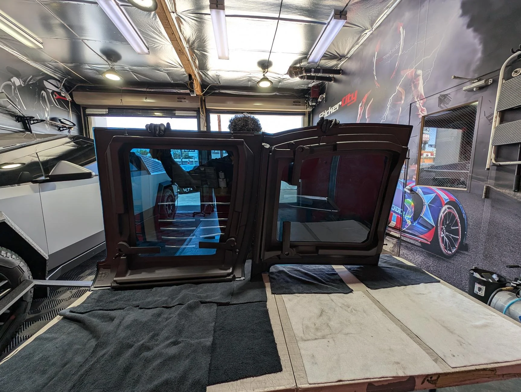 Tesla Cybertruck Glass roof just cracked!!! Only 81 degrees. Exteriorr Tint Hummer EV TESLA cybertruck