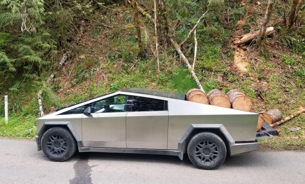 Tesla Cybertruck Great First Towing Experience ~9000 lbs (Boat + Trailer) 20240513_161905crsm