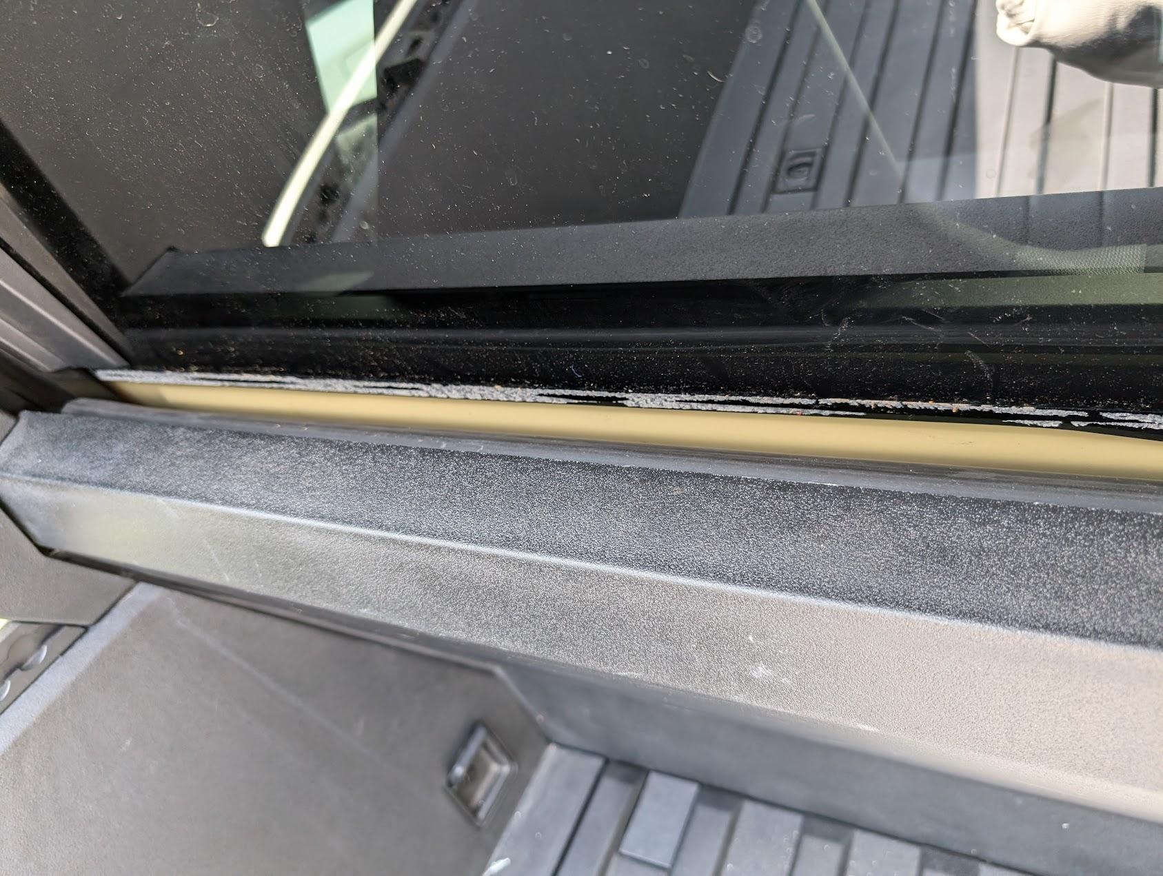 Tesla Cybertruck Seal between rear glass and tonneau cover came off seal2