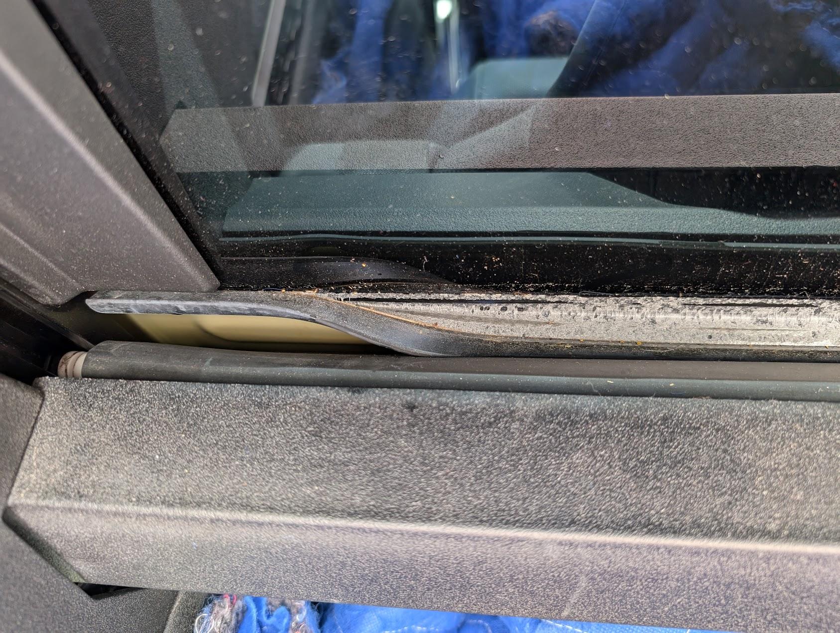 Tesla Cybertruck Seal between rear glass and tonneau cover came off seal1