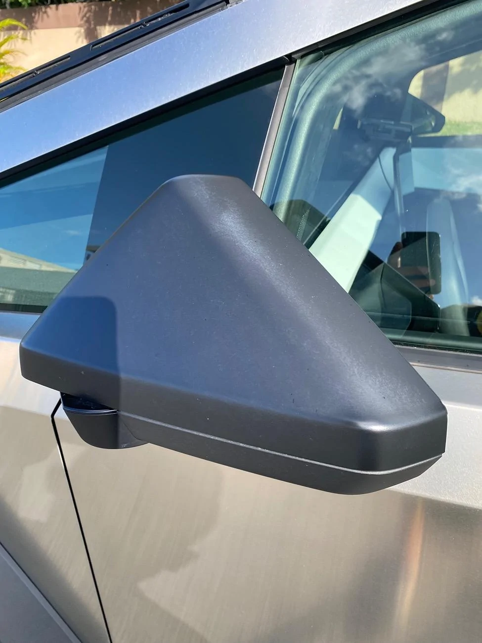 Tesla Cybertruck Side mirrors plastic color fading IMG_9954