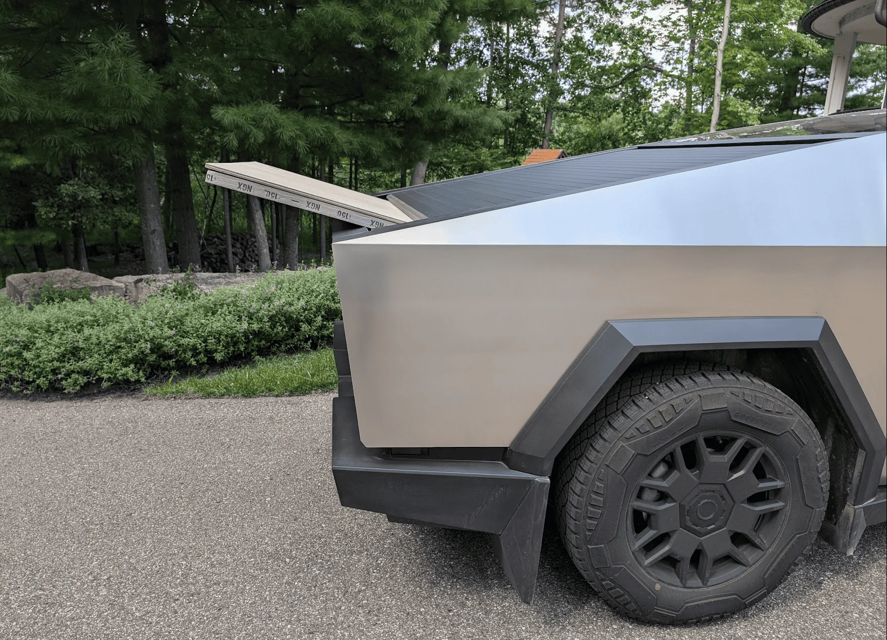Tesla Cybertruck Hauling small plywood loads (4x8 sheet) 1722803387606-kq