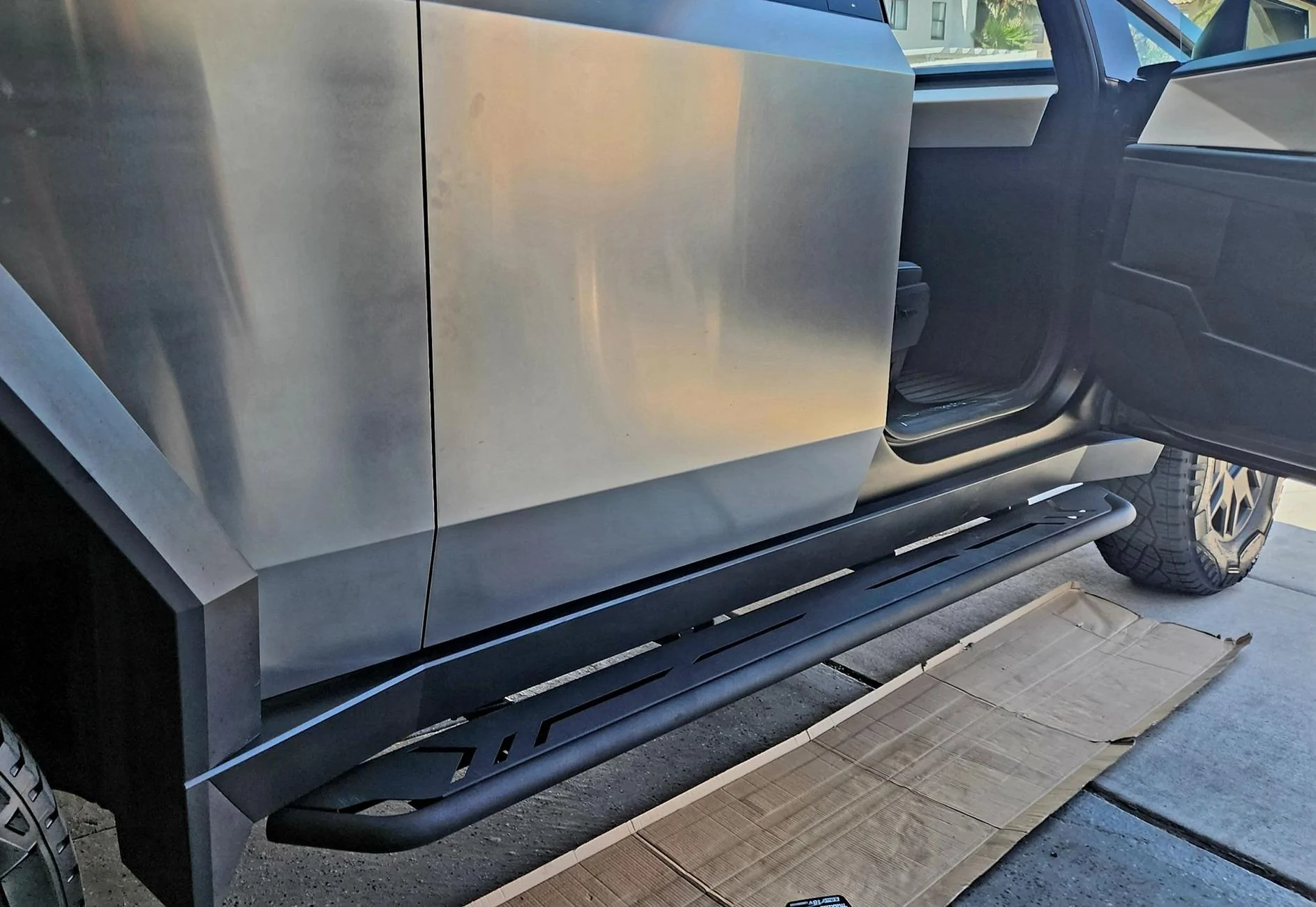 Tesla Cybertruck Cybertruck no pedals, not friendly to kids&short people running boards
