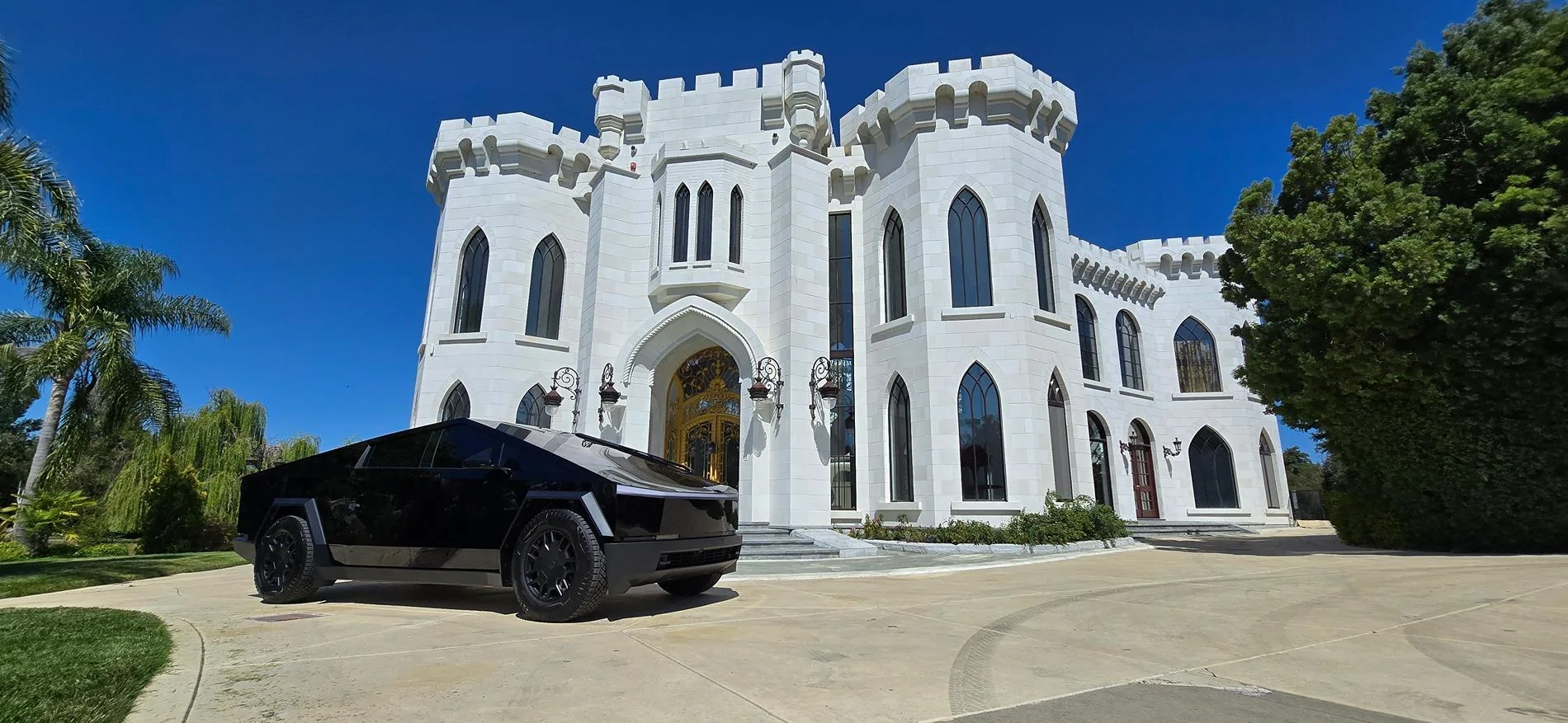 Tesla Cybertruck I continue to believe goss black is the best for the Cybertruck (pics in front of White Swan Castle) 1000005114