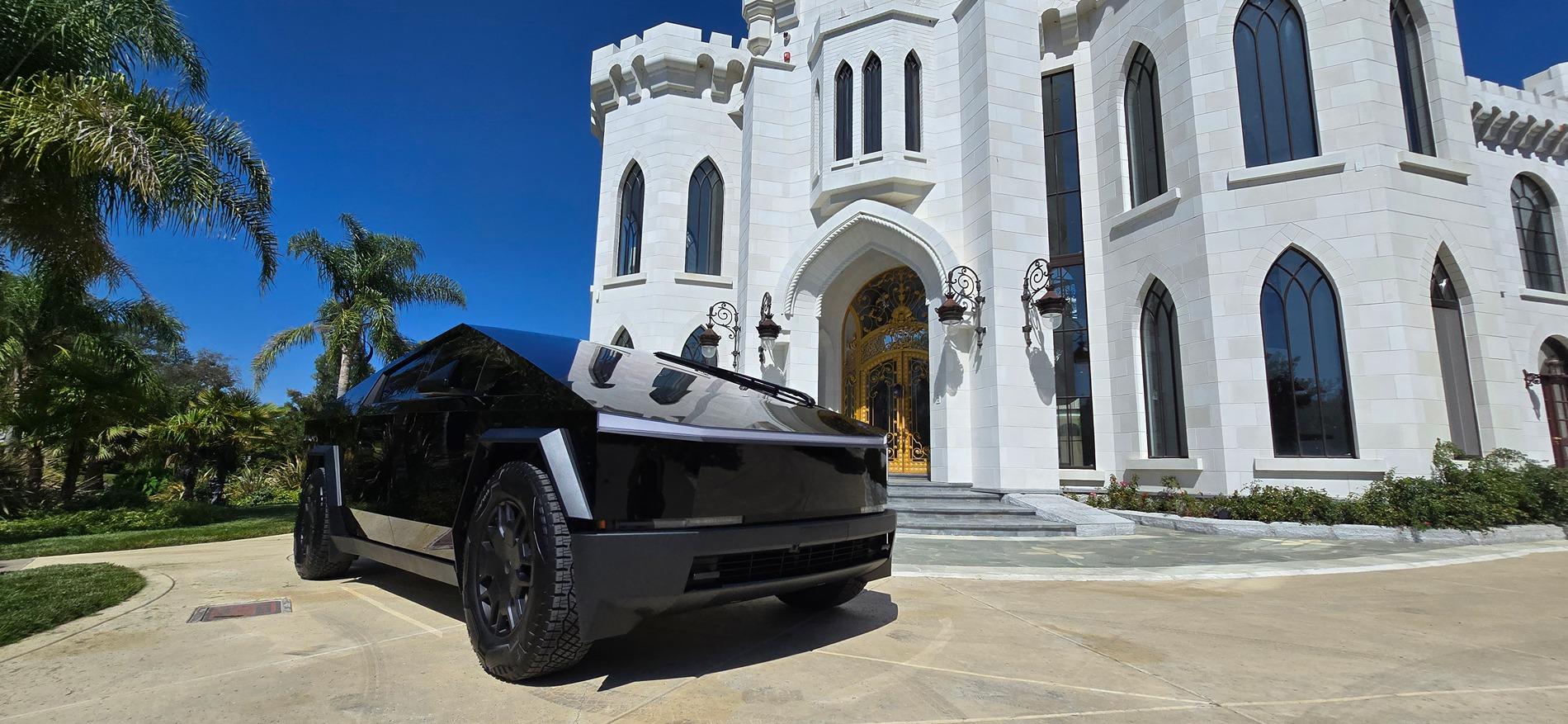 Tesla Cybertruck I continue to believe goss black is the best for the Cybertruck (pics in front of White Swan Castle) 1000005102