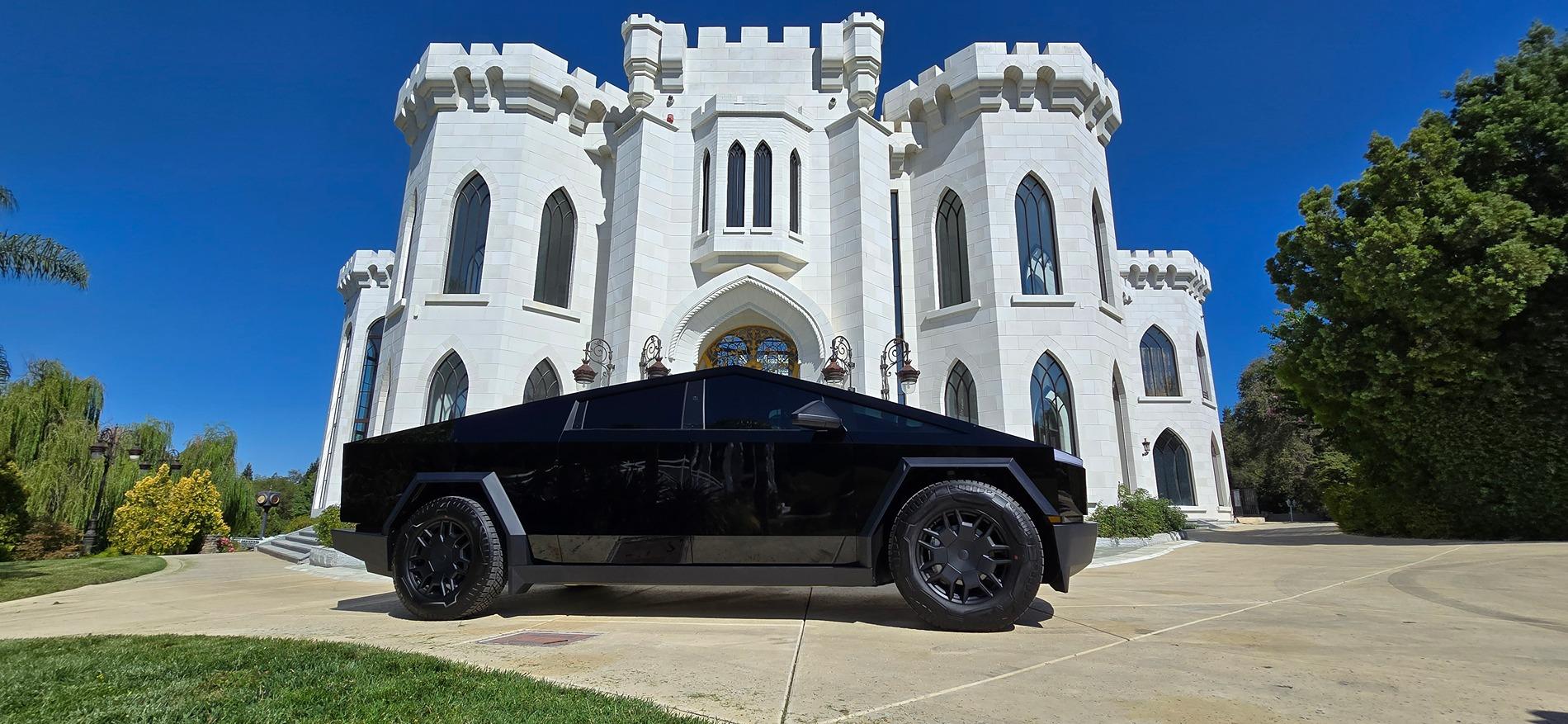 Tesla Cybertruck I continue to believe goss black is the best for the Cybertruck (pics in front of White Swan Castle) 1000005079