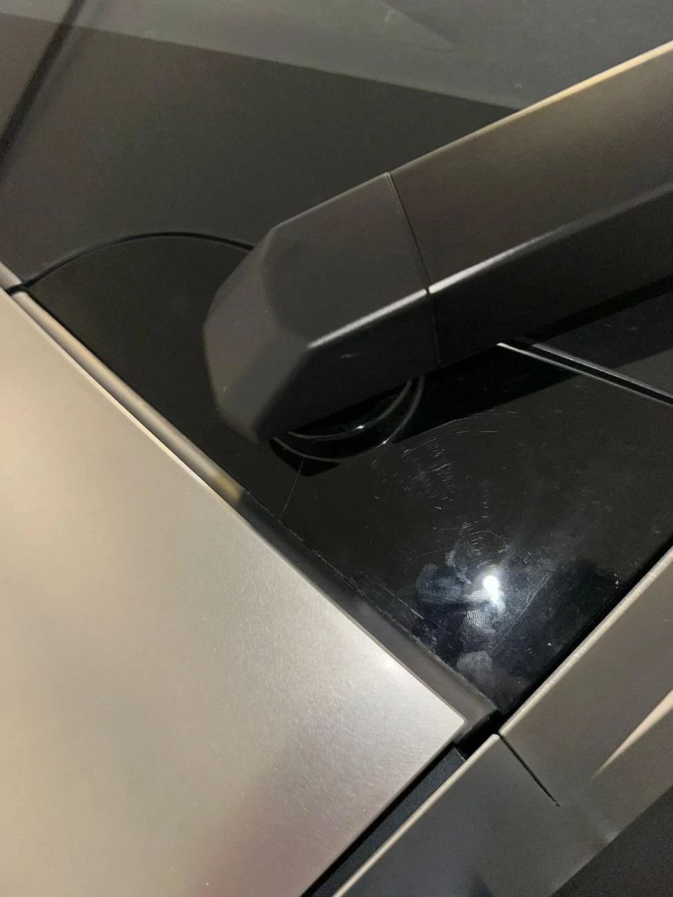 Tesla Cybertruck Glass / Plastic trim below wiper crack fe76fa9f-6e1c-4b69-8d9f-b2ab5abf603c