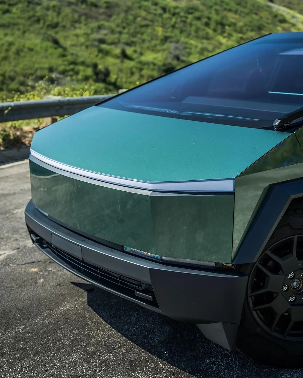 Tesla Cybertruck GREEN Vinyl Wrap & PPF Cybertruck -- Photos & Videos 448041979_18102806338409116_4409995372679986073_n