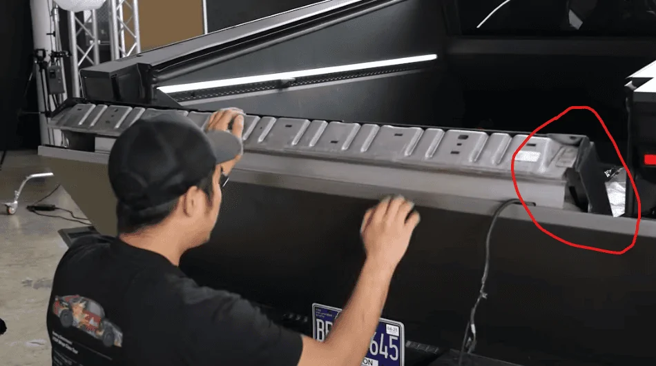 Tesla Cybertruck Warped tailgate issue after hauling load 1723306791831-ij