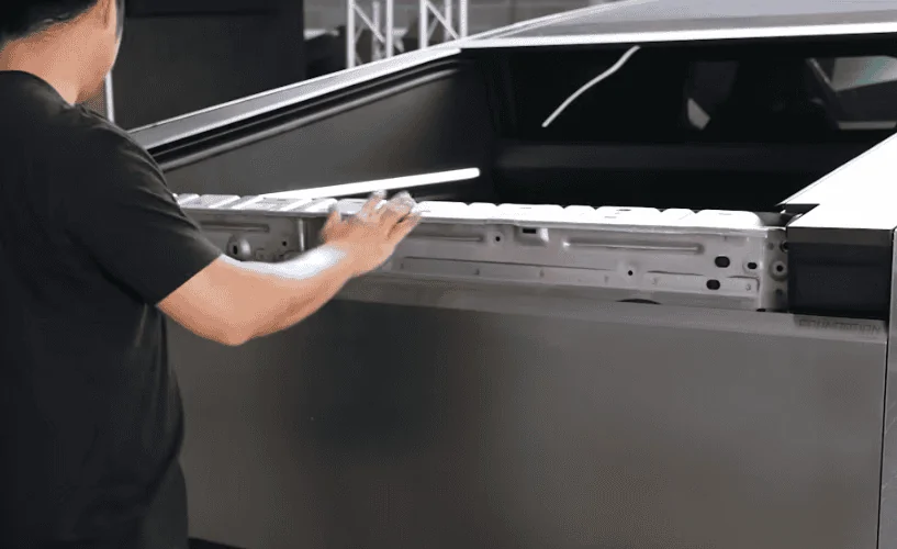 Tesla Cybertruck Warped tailgate issue after hauling load 1723307028249-74