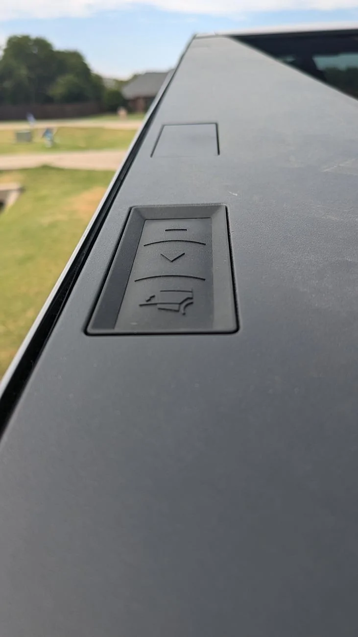 Tesla Cybertruck Tonneau cover and tailgate physical controls not working. PXL_20240721_211916052
