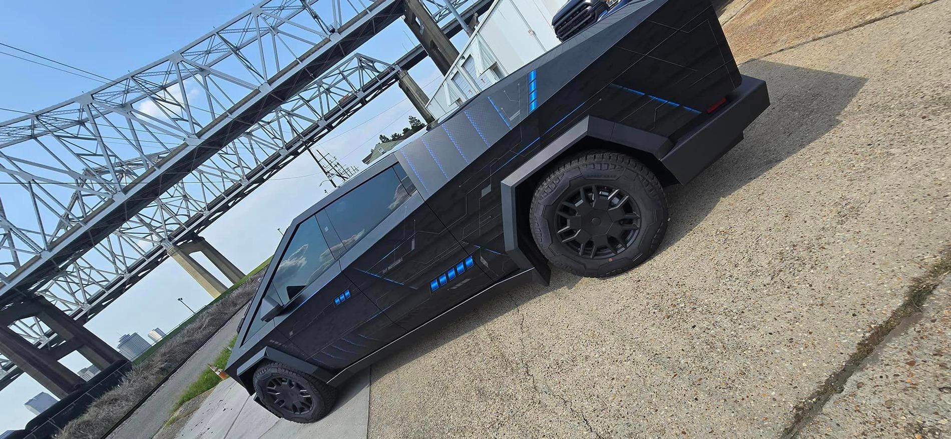 Tesla Cybertruck Custom robot / transformer graphics design wrap Cybertruck 454954091_8060843493999004_4442157120253443538_n