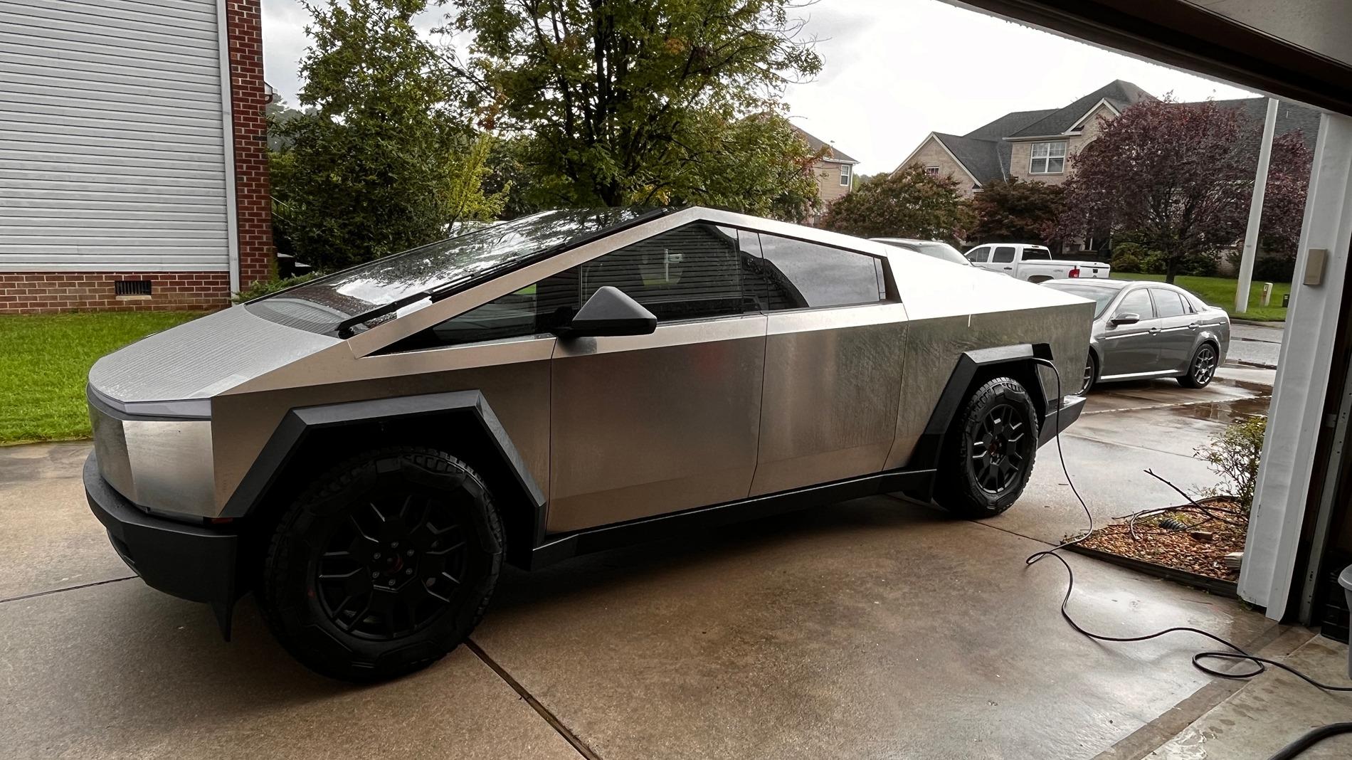 Tesla Cybertruck Cyberbeast waiting room ⏳ Cyberbeast in driveway