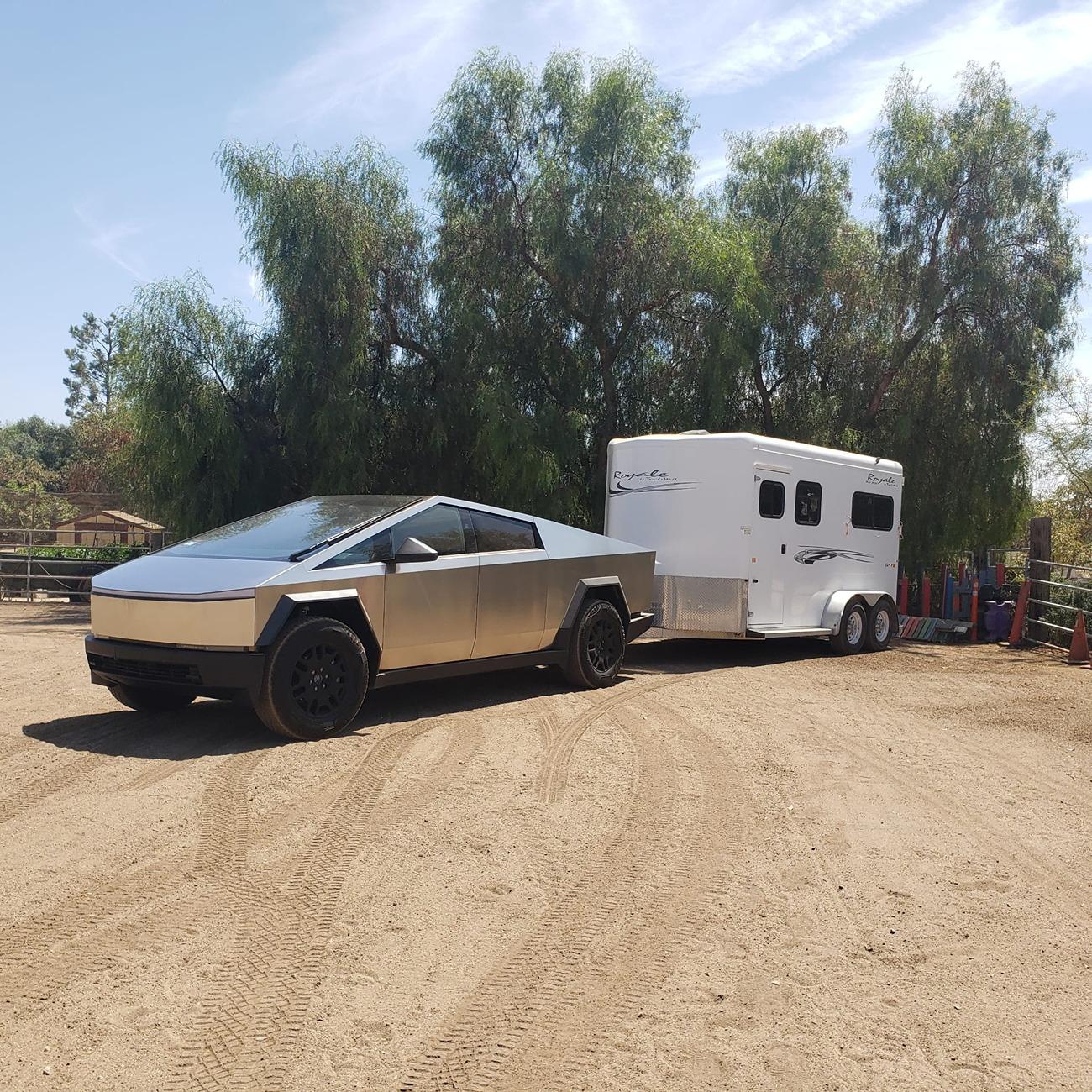 Tesla Cybertruck Horsing around.. towing a horse trailer 1000045404