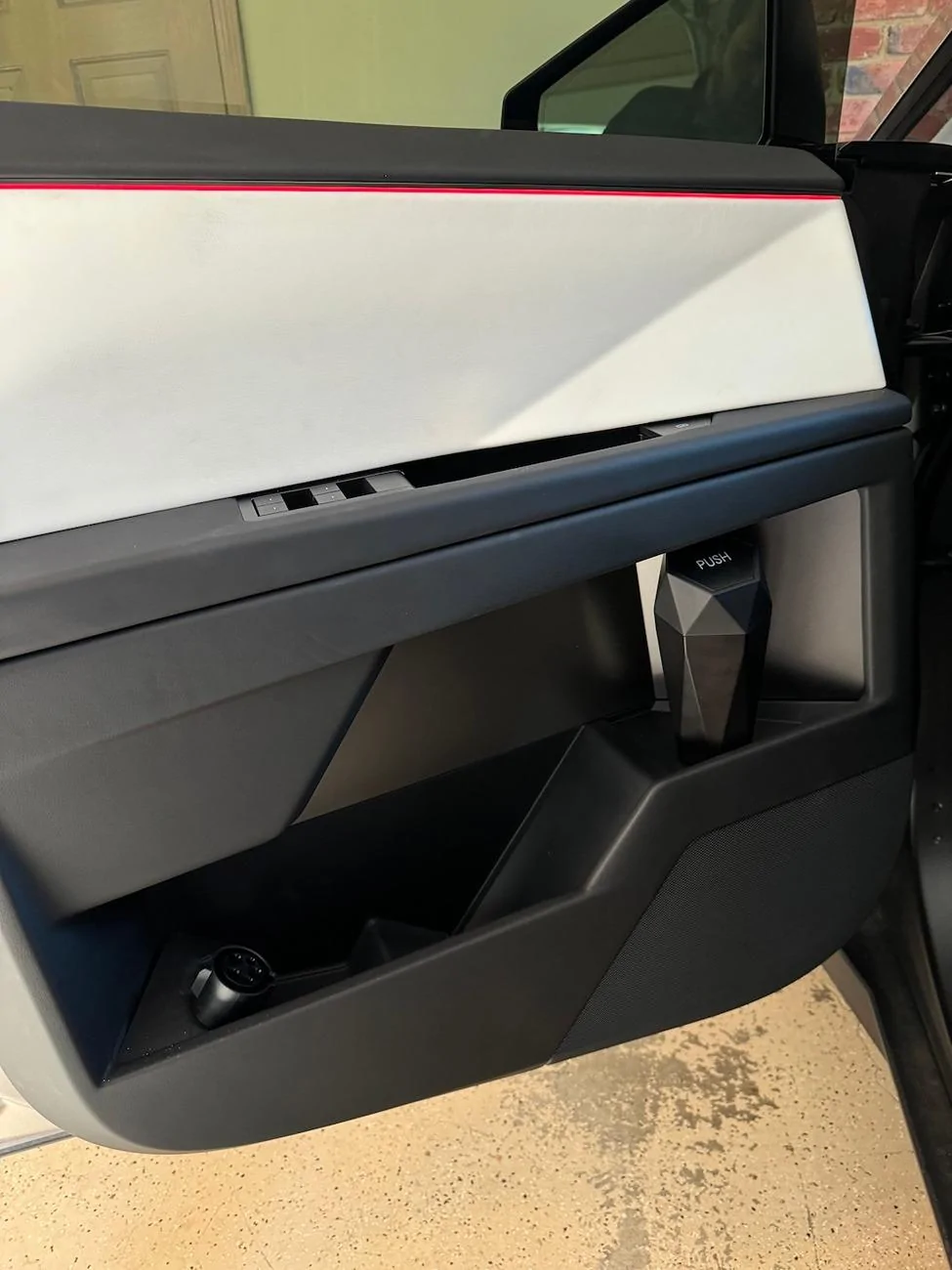 Tesla Cybertruck Magnetically door-mounted trash cups to free up cupholders and keep your cabin tidy! IMG_1571