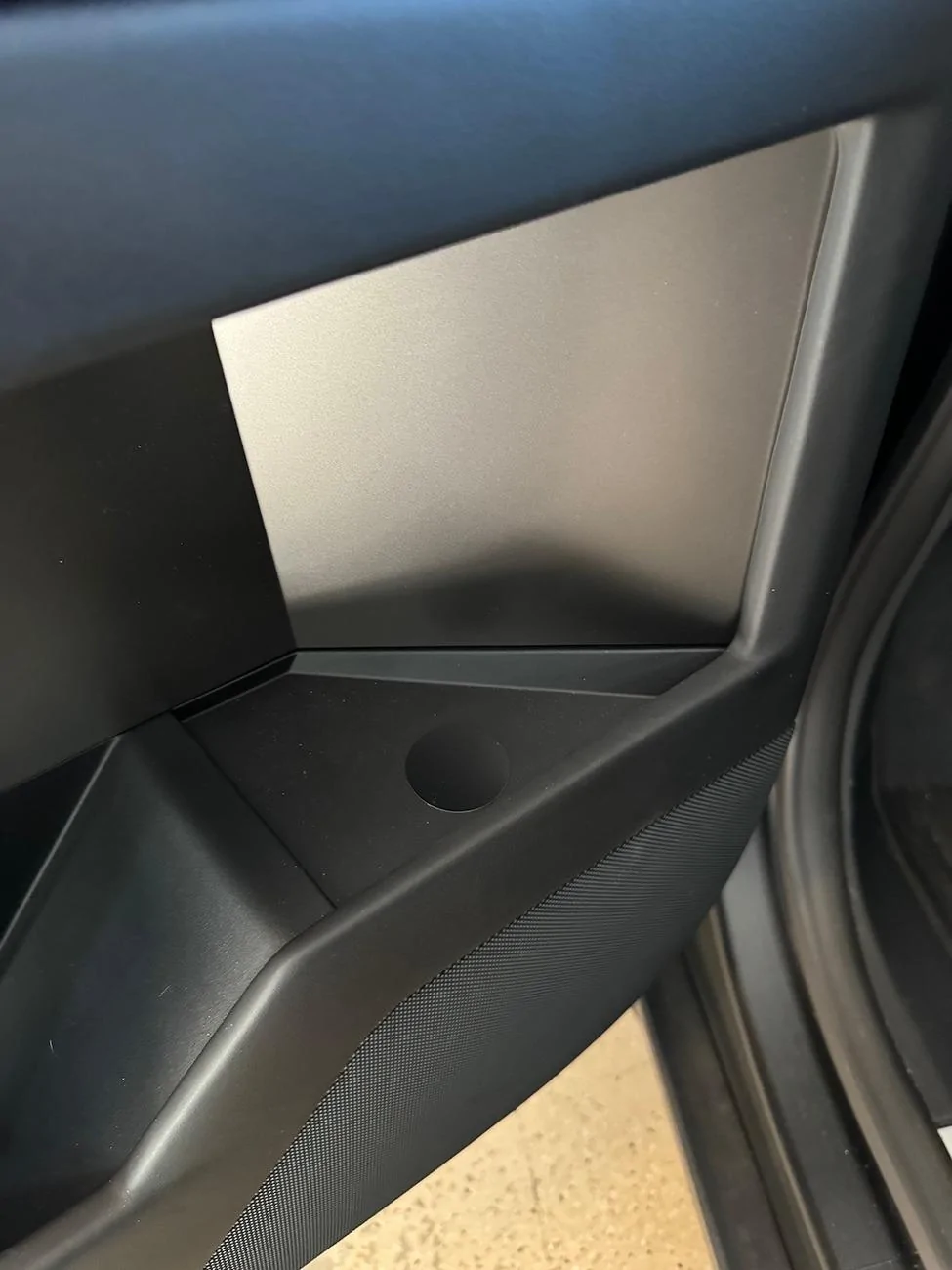 Tesla Cybertruck Magnetically door-mounted trash cups to free up cupholders and keep your cabin tidy! IMG_1574
