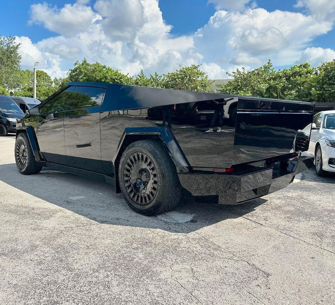 Tesla Cybertruck Gloss Black Lord Vader Cybertruck edition. 22" inch Avorza custom wheels 454589815_18458231725062575_3053712263148956209_n