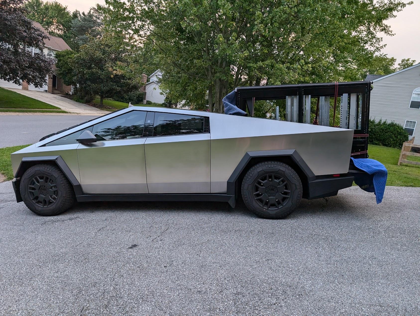 Tesla Cybertruck What Are You Hauling in your Cybertruck? 🦾 👷‍♂️ rack1