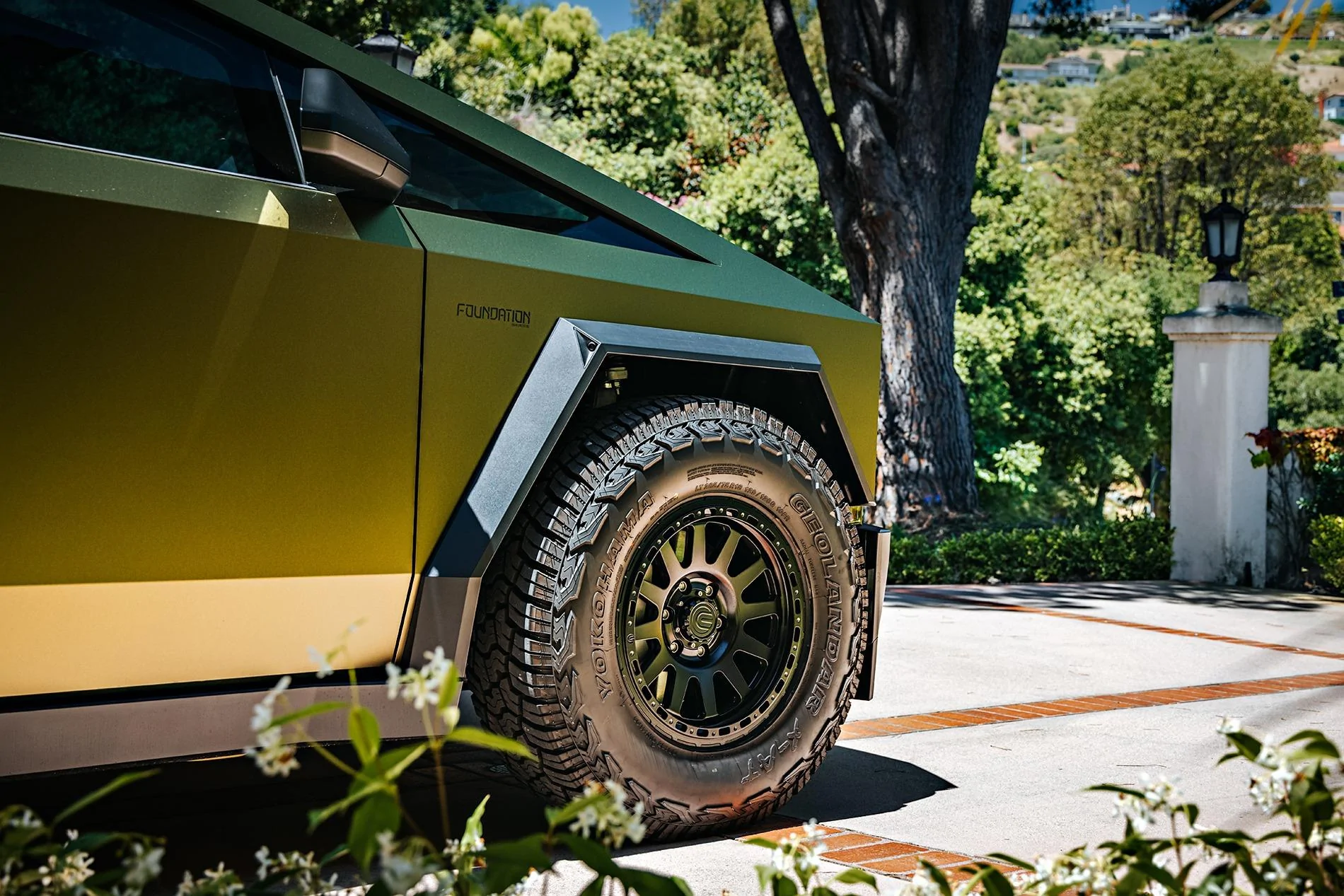 Tesla Cybertruck BROWN / BRONZE / COPPER Vinyl Wrap & PPF Cybertruck -- Photos & Videos Tesla Cybertruck - 18 inch Beadlock Satin Black Forged Wheels Unplugged Performance image (14)