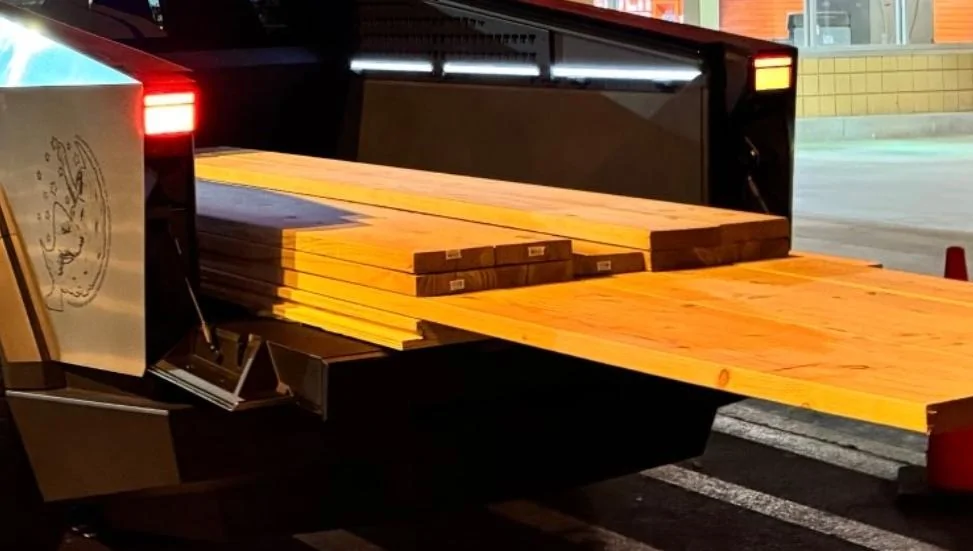 Tesla Cybertruck Warped tailgate issue after hauling load SmartSelect_20240815_131129_Firefox