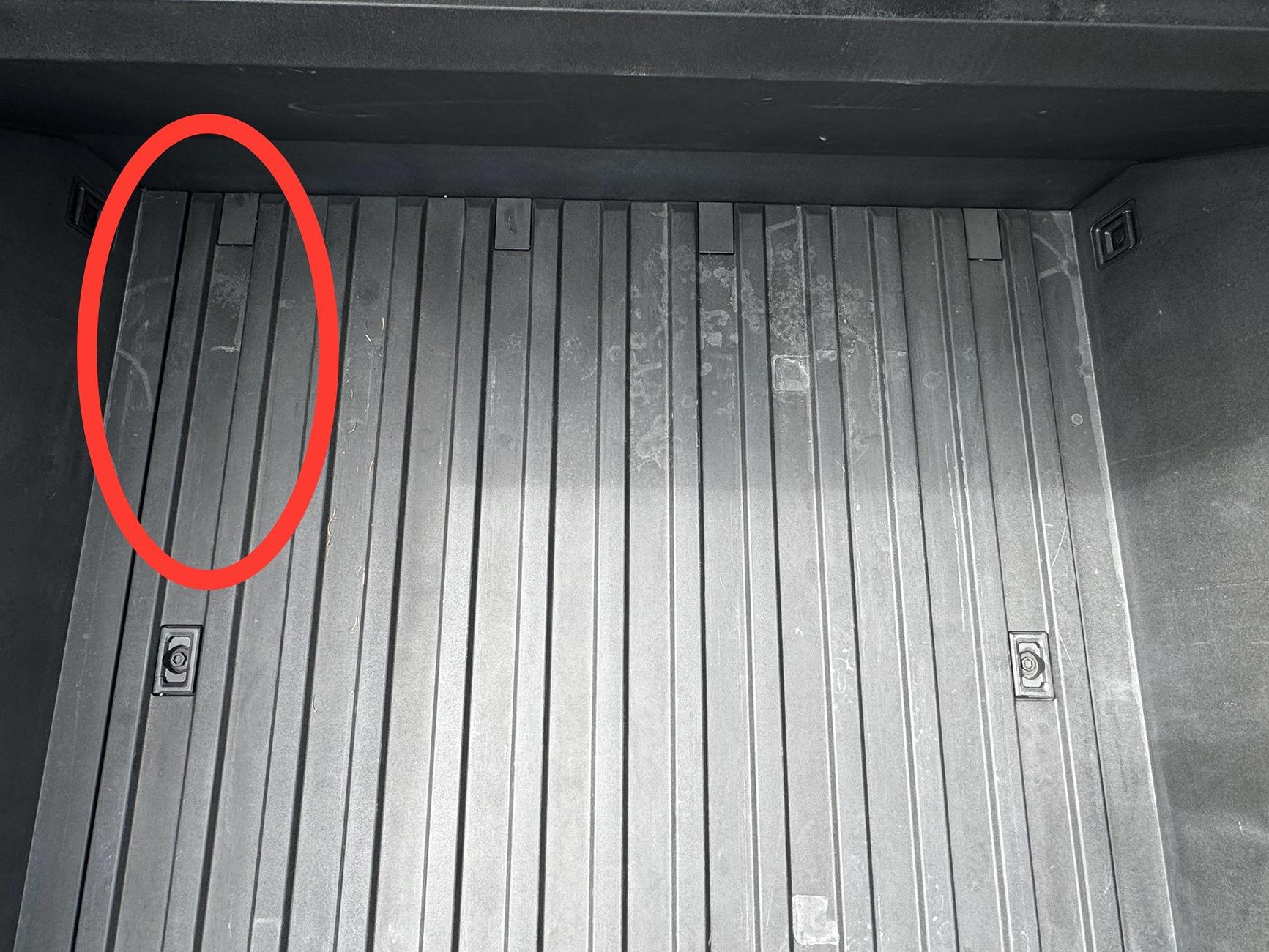 Tesla Cybertruck Bed floor has large gap, not aligned. IMG_2296