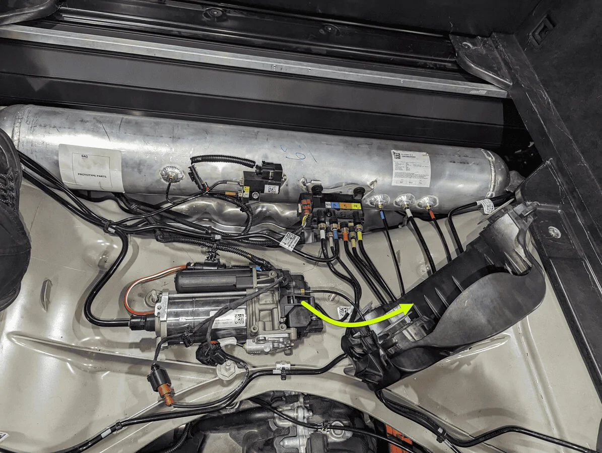 Tesla Cybertruck Bed floor has large gap, not aligned. 1723751073124-sy