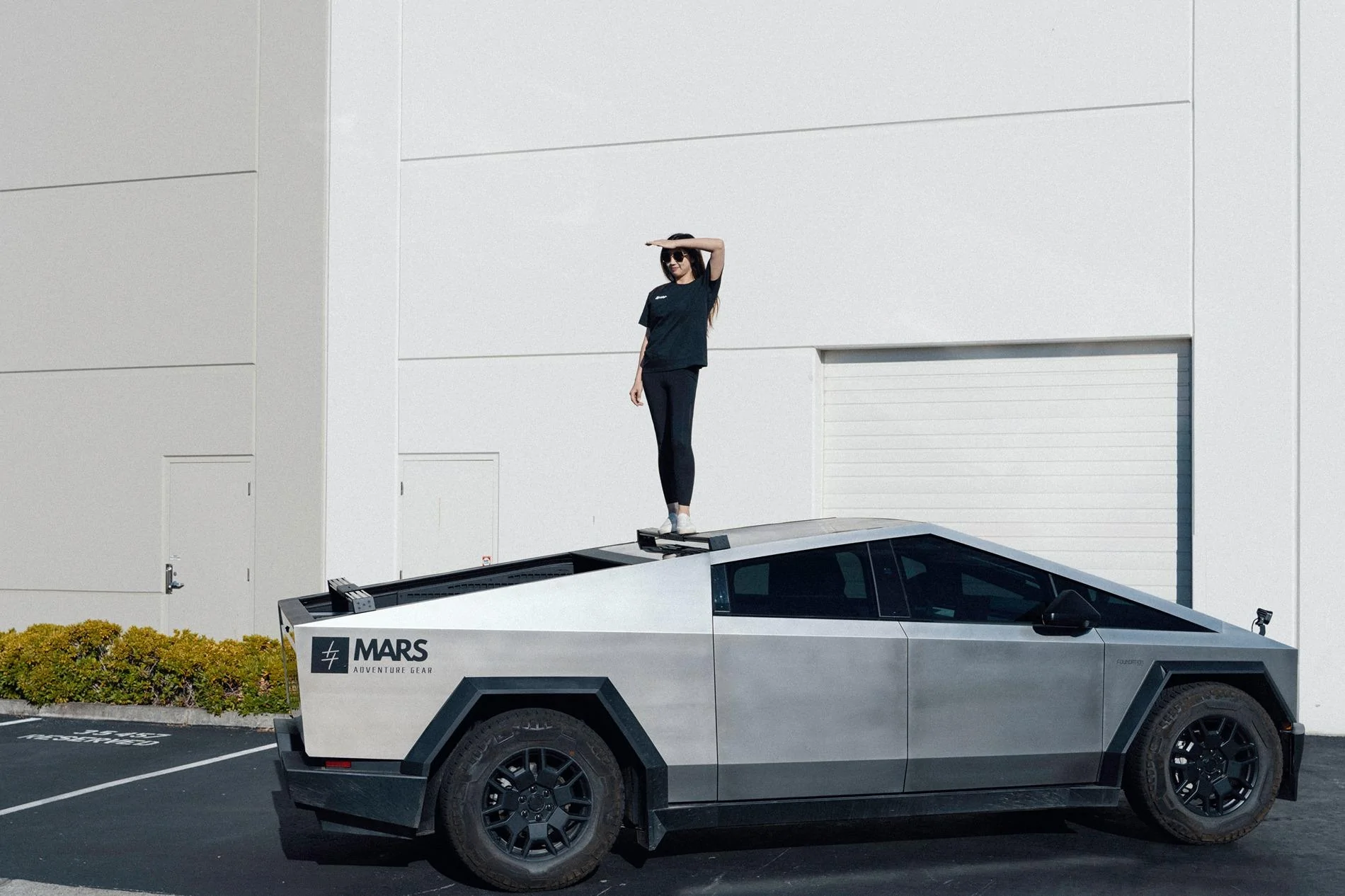 Tesla Cybertruck New Mars Telescoping Crossbar for Tesla Cybertruck Shipping Now DSC02812-Edit