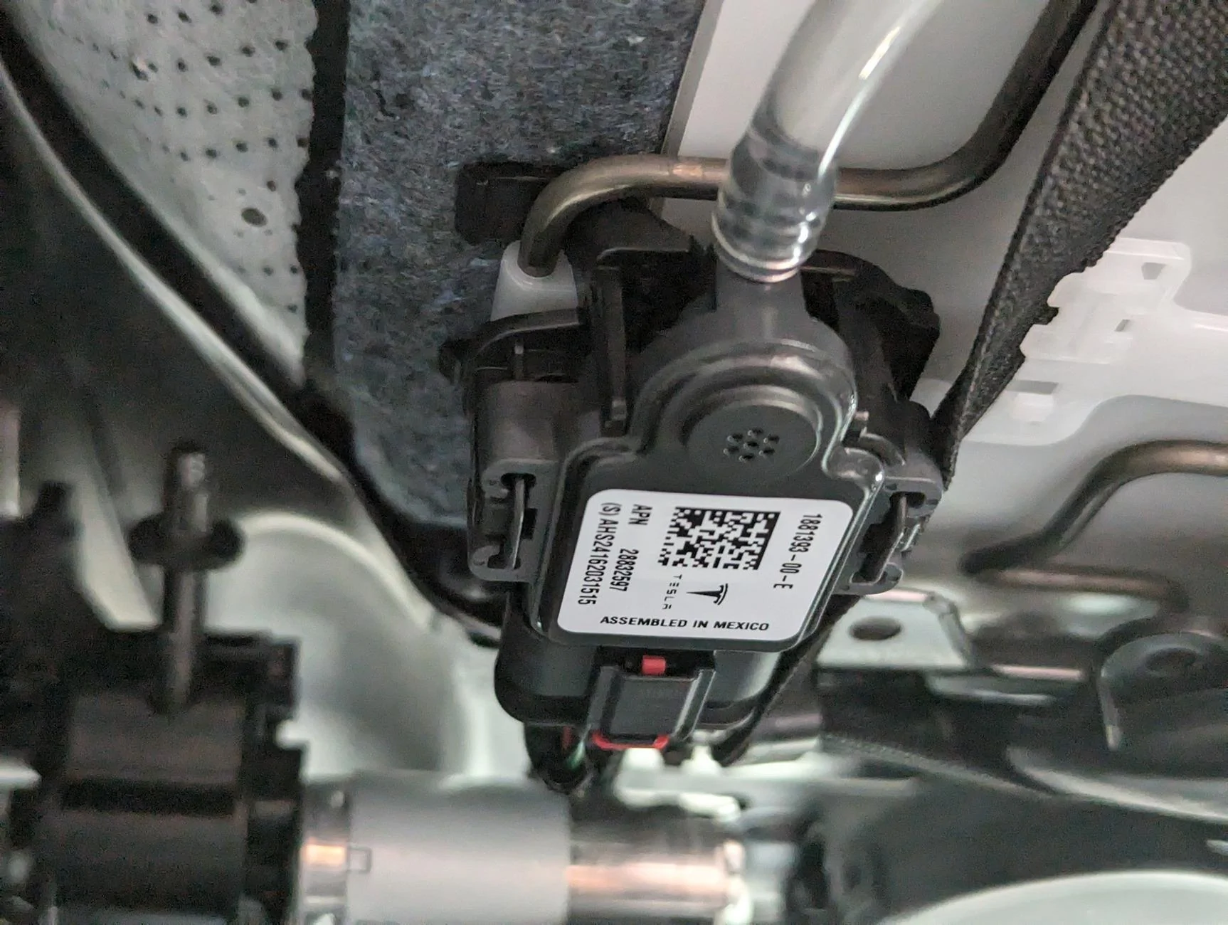 Tesla Cybertruck What are the fluid lines under the Cybertruck's seats? PXL_20240816_210051384