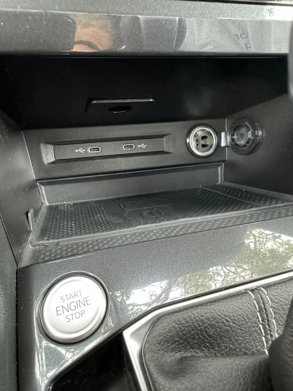Tesla Cybertruck Phone Charging - iPhone 15 getting super hot IMG_5666