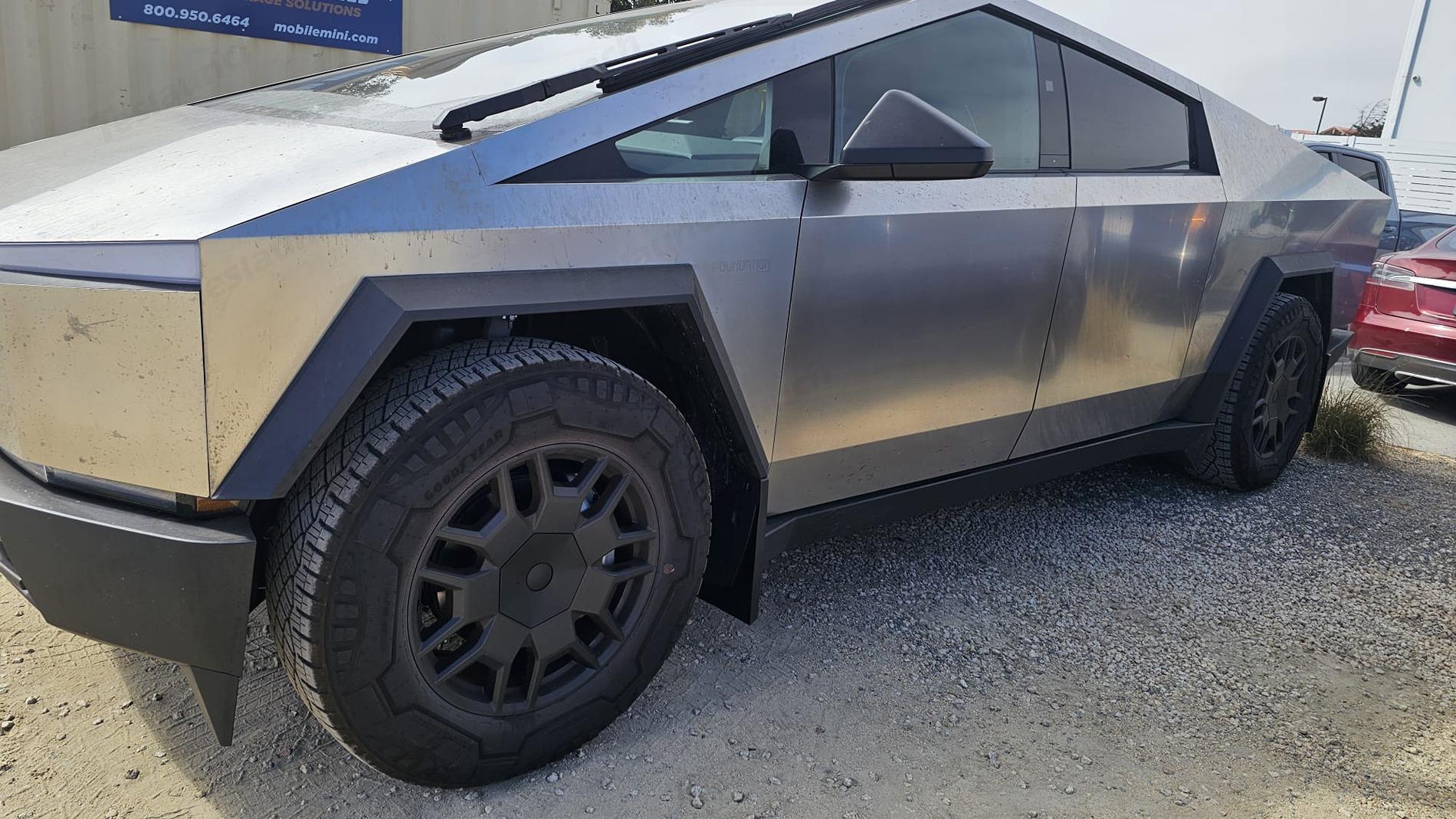 Tesla Cybertruck Have you tried these Heptagonal Hub Caps and Lug Nut Covers on your Cybertruck?– How Do They Stand Out? 🚀🔩 Teslaunch Heptagonal Center Hub Caps Lug Nut Covers For Cybertruck (3)