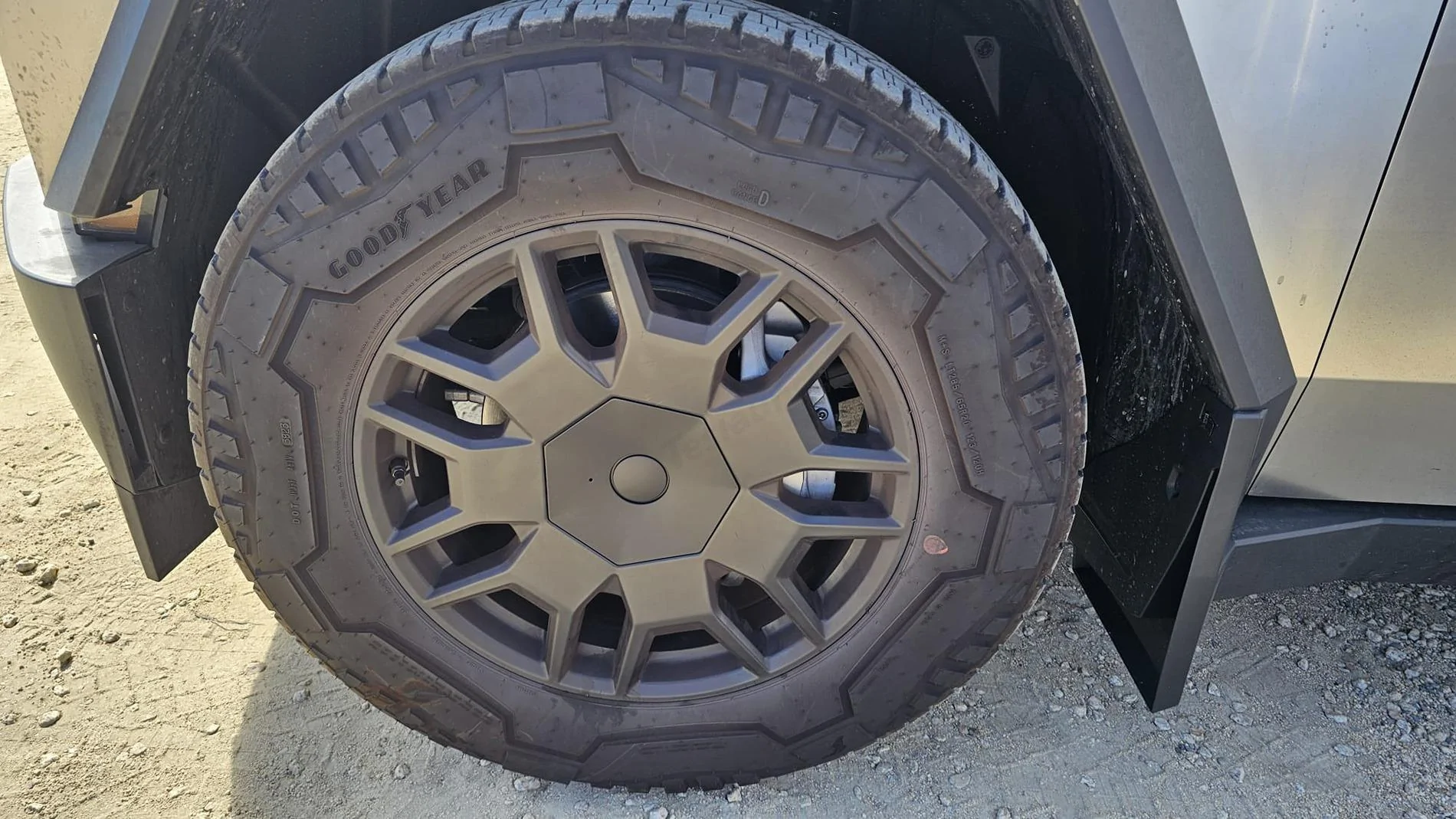 Tesla Cybertruck Have you tried these Heptagonal Hub Caps and Lug Nut Covers on your Cybertruck?– How Do They Stand Out? 🚀🔩 Teslaunch Heptagonal Center Hub Caps Lug Nut Covers For Cybertruck (5)