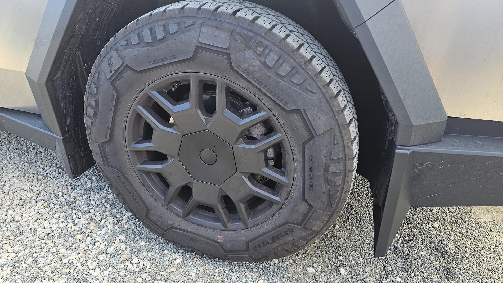 Tesla Cybertruck Have you tried these Heptagonal Hub Caps and Lug Nut Covers on your Cybertruck?– How Do They Stand Out? 🚀🔩 Teslaunch Heptagonal Center Hub Caps Lug Nut Covers For Cybertruck (1)