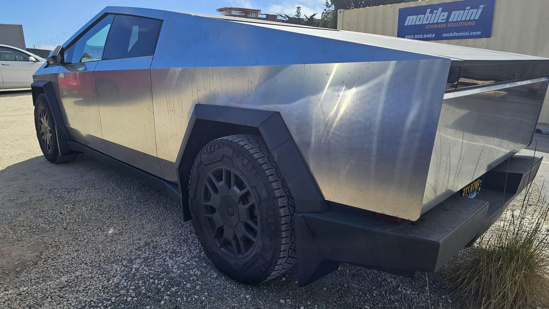 Tesla Cybertruck Have you tried these Heptagonal Hub Caps and Lug Nut Covers on your Cybertruck?– How Do They Stand Out? 🚀🔩 Teslaunch Heptagonal Center Hub Caps Lug Nut Covers For Cybertruck (6)