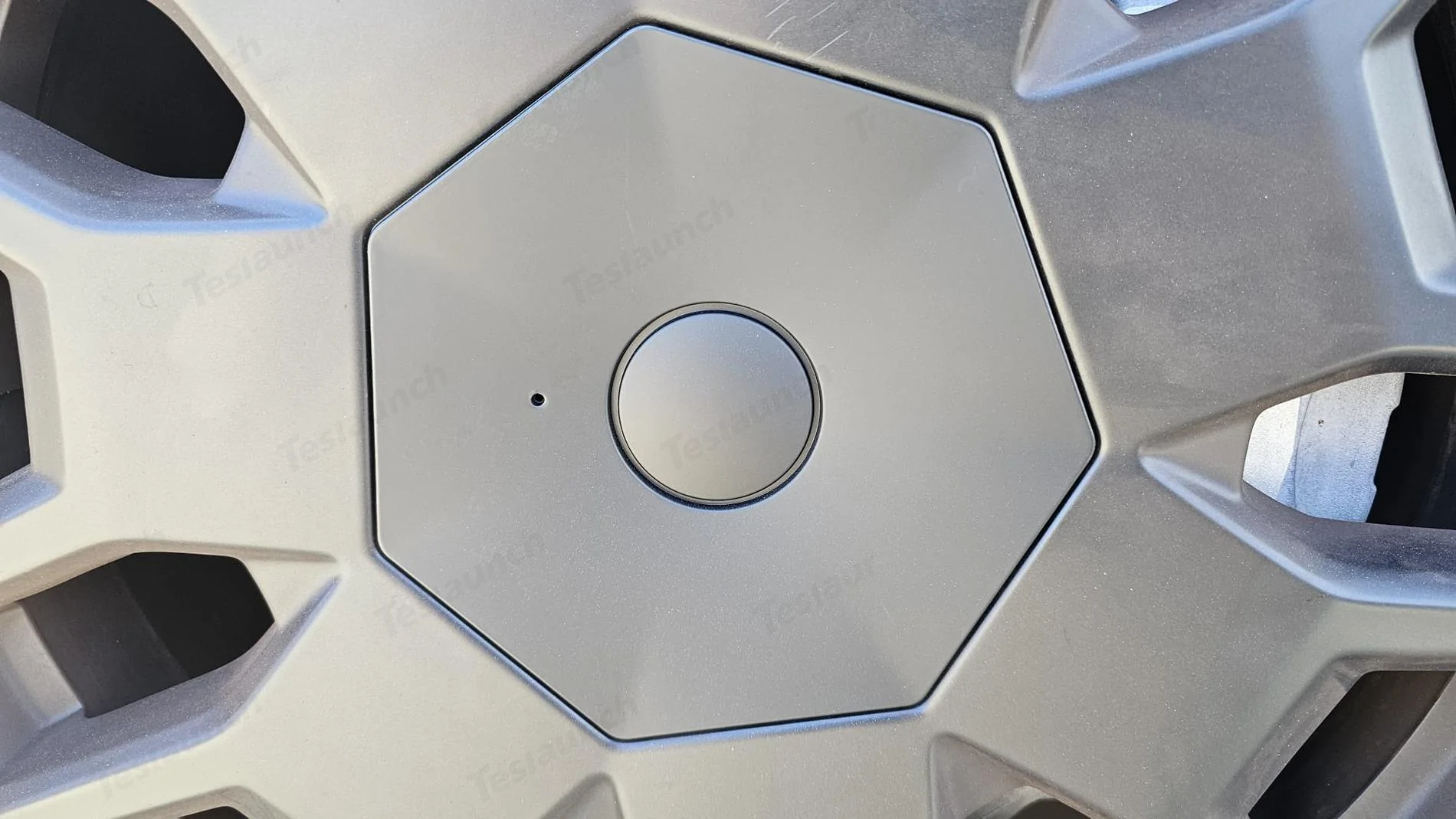 Tesla Cybertruck Have you tried these Heptagonal Hub Caps and Lug Nut Covers on your Cybertruck?– How Do They Stand Out? 🚀🔩 Teslaunch Heptagonal Center Hub Caps Lug Nut Covers For Cybertruck (4)