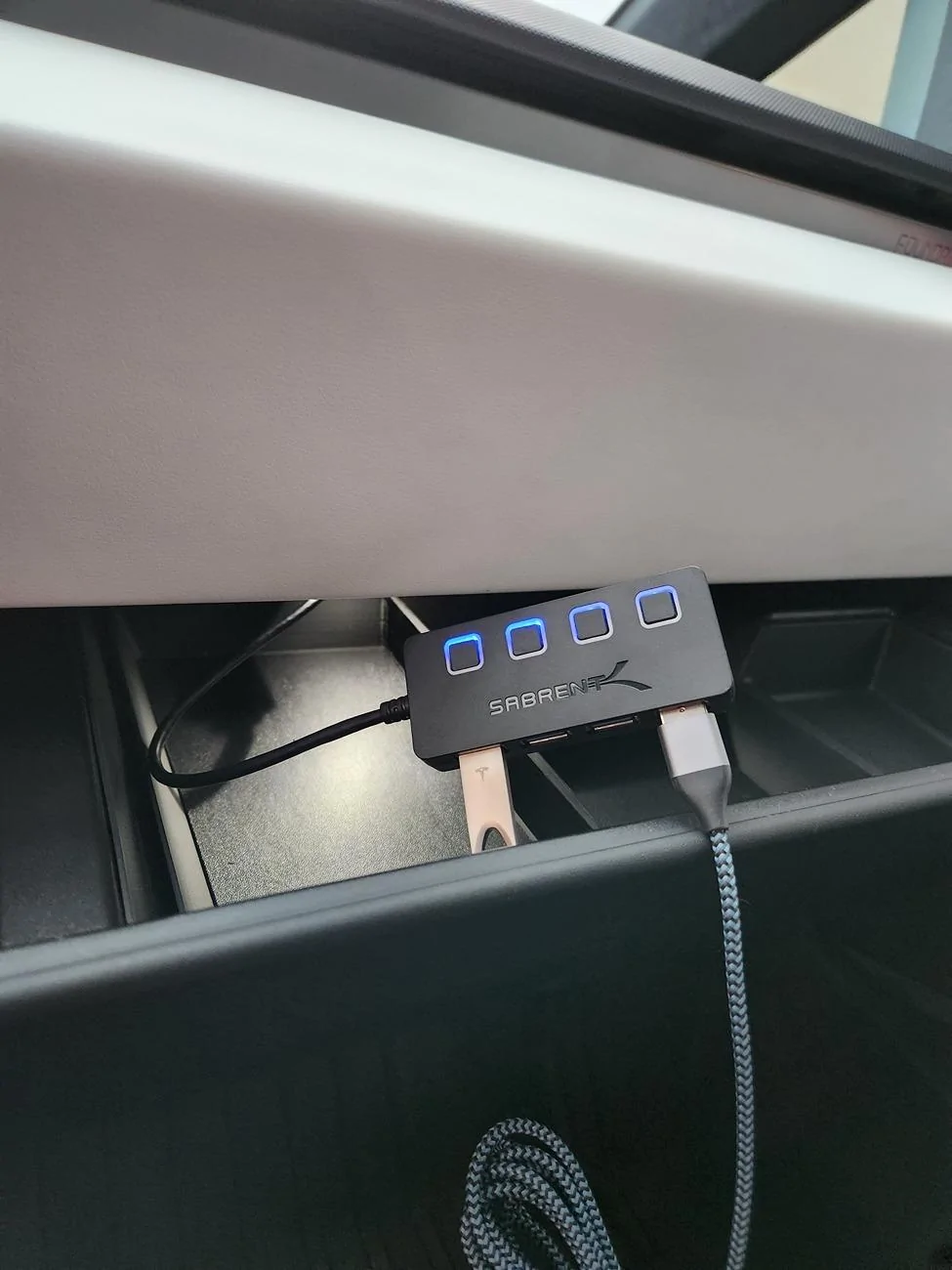 Tesla Cybertruck Gaming controller for USB-C port? 17241689108043137820227550537572