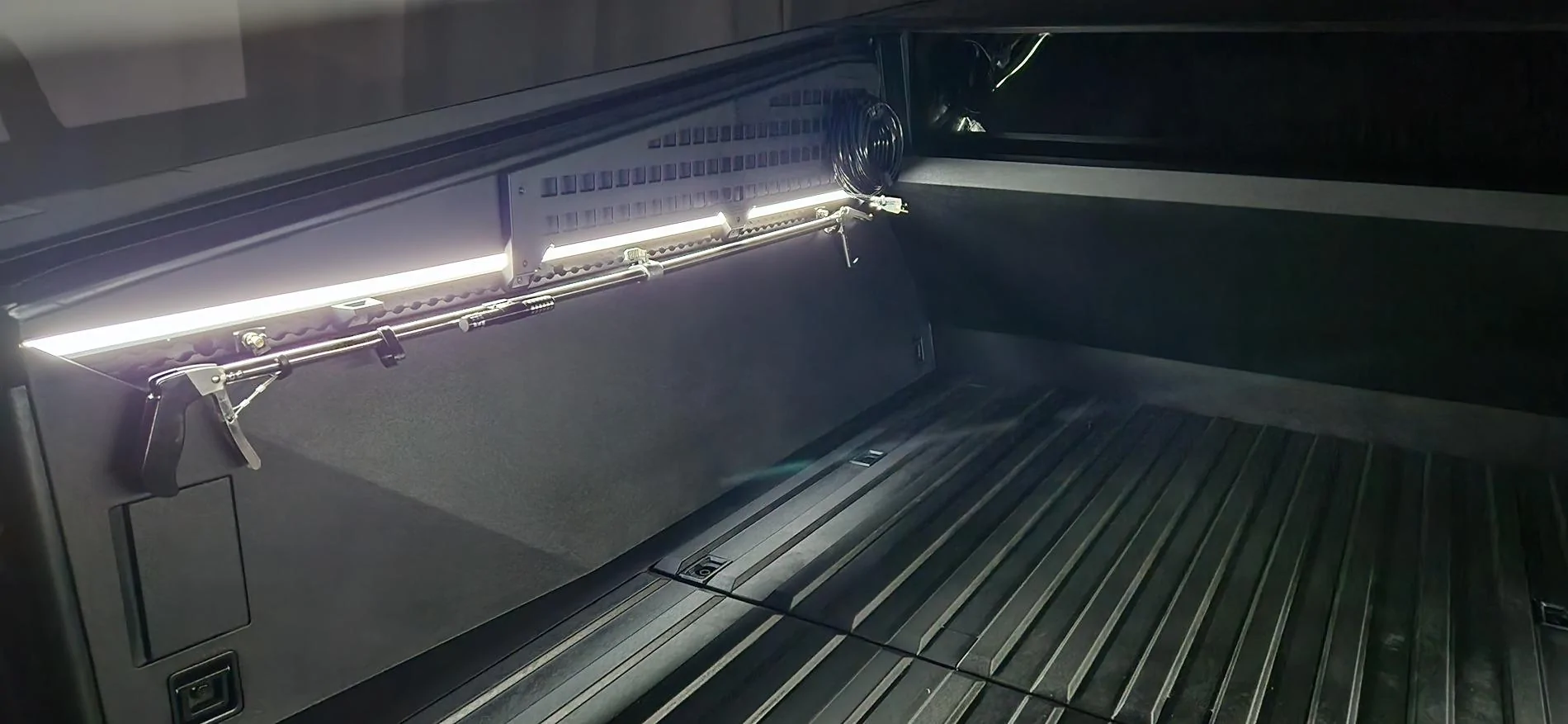 Tesla Cybertruck Reaching the bed from the side of the truck Bed2