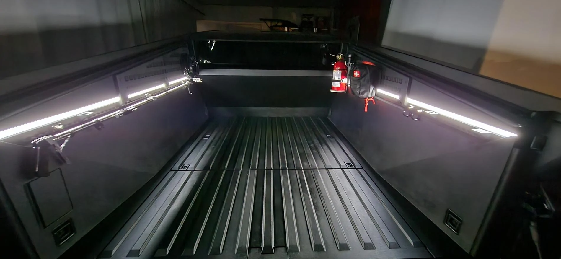 Tesla Cybertruck Reaching the bed from the side of the truck Bed3