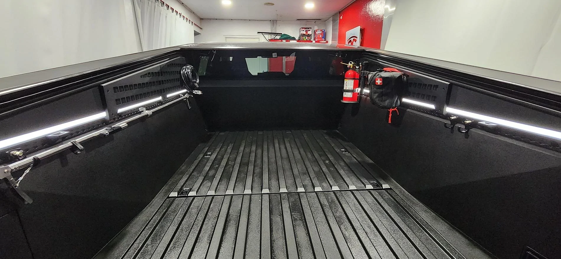 Tesla Cybertruck Reaching the bed from the side of the truck Bed1