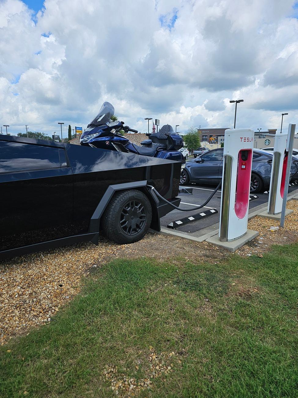 Tesla Cybertruck What Are You Hauling in your Cybertruck? 🦾 👷‍♂️ 20240721_131744